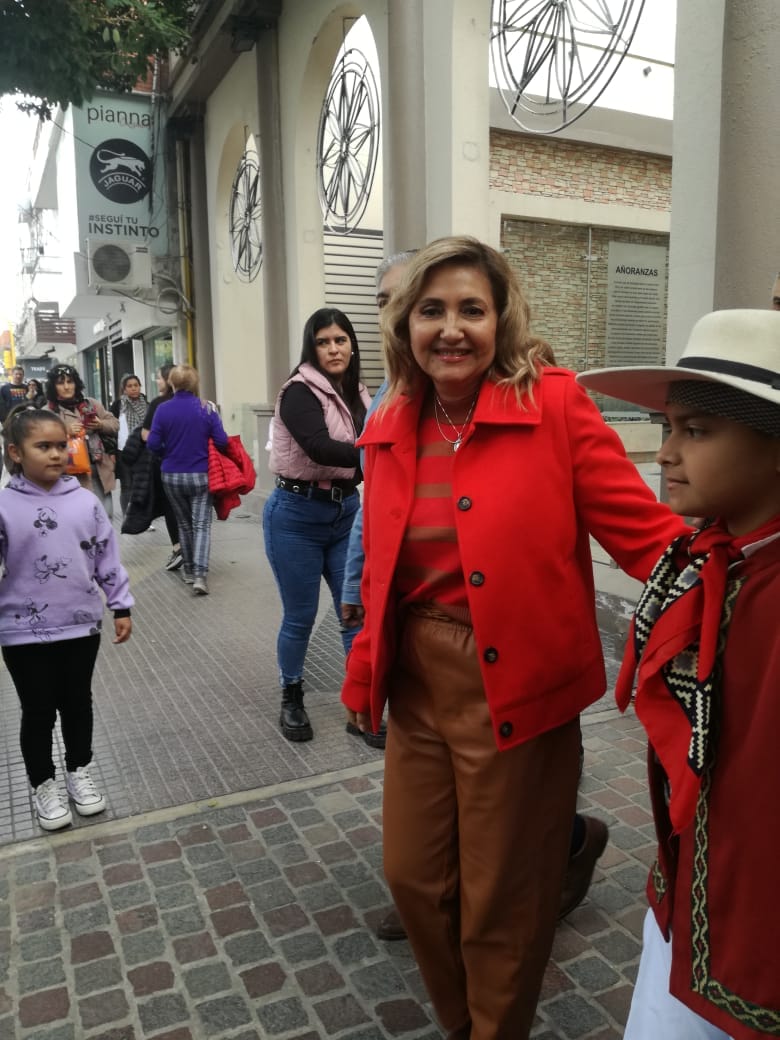 La intendente Fuentes dio apertura al mes de festejos con el encuentro de academias de danzas en Plaza Libertad