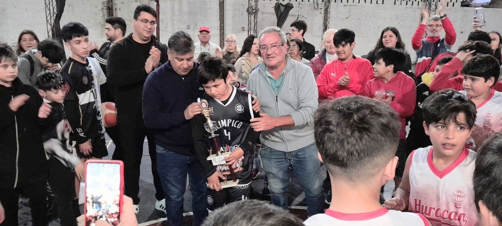 FEDERACION DE BASQUET DE SANTIAGO DEL ESTERO: CARLOS BASUALDO PRESIDENTE DE LA FEDERACION DE BASQUET FELICITO A LAS ESCUELITAS POR LA FINALIZACION DEL TORNEO DE BASQUET