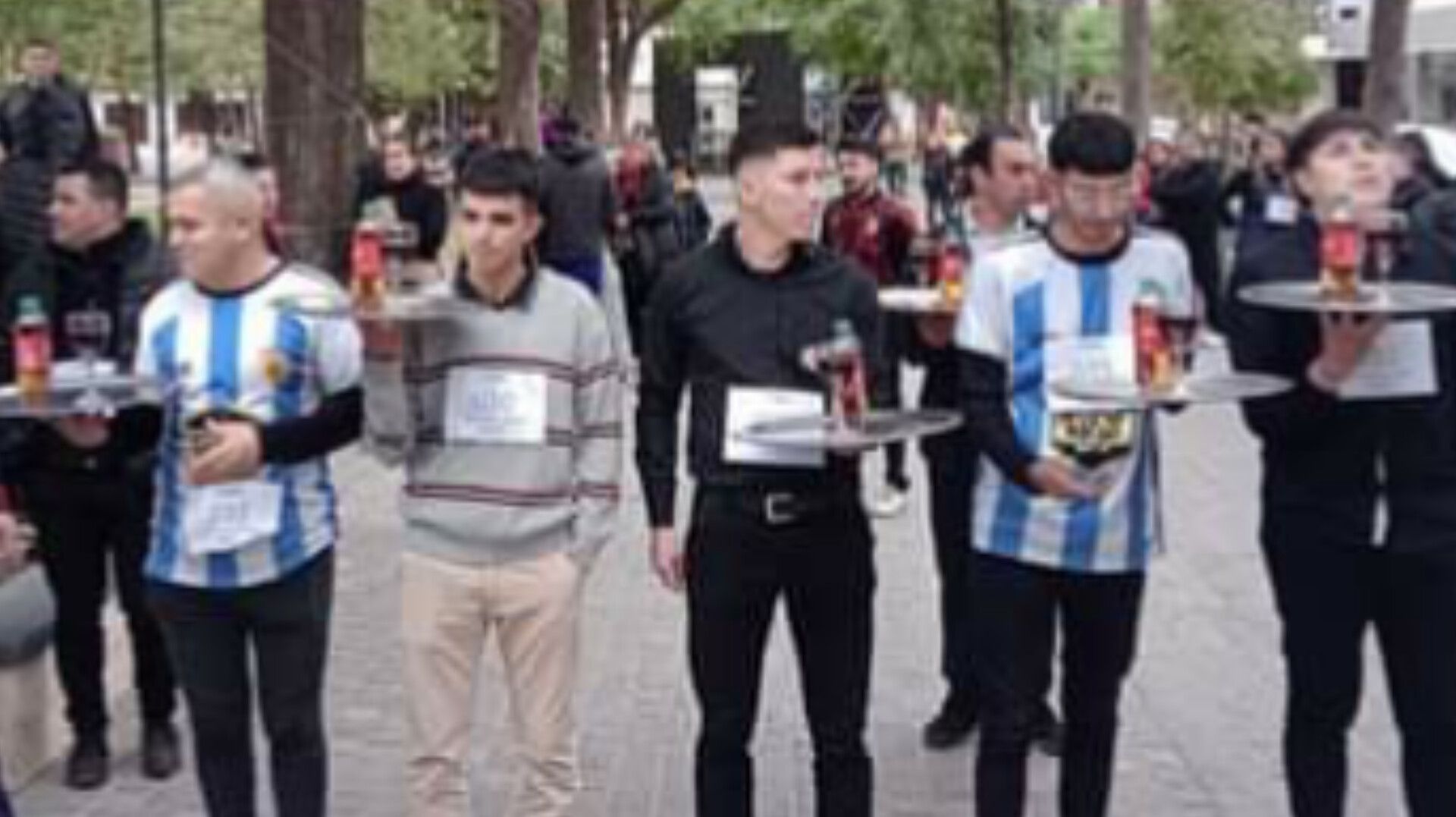 UTHGRA se sumo a los festejos por el aniversario de la CIUDAD  con la tradicional carrera de mozos en plaza libertad