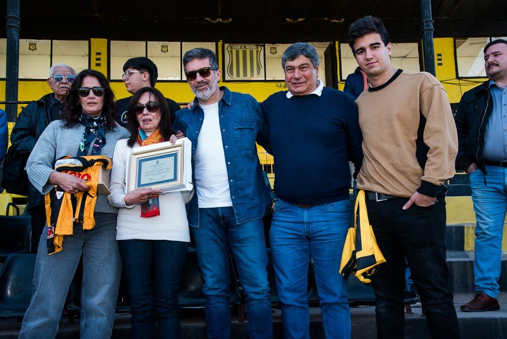 ESPARCIERON LAS CENIZAS DE WALTER EL » MAGO» JIMENEZ EN EL CLUB A. MITRE
