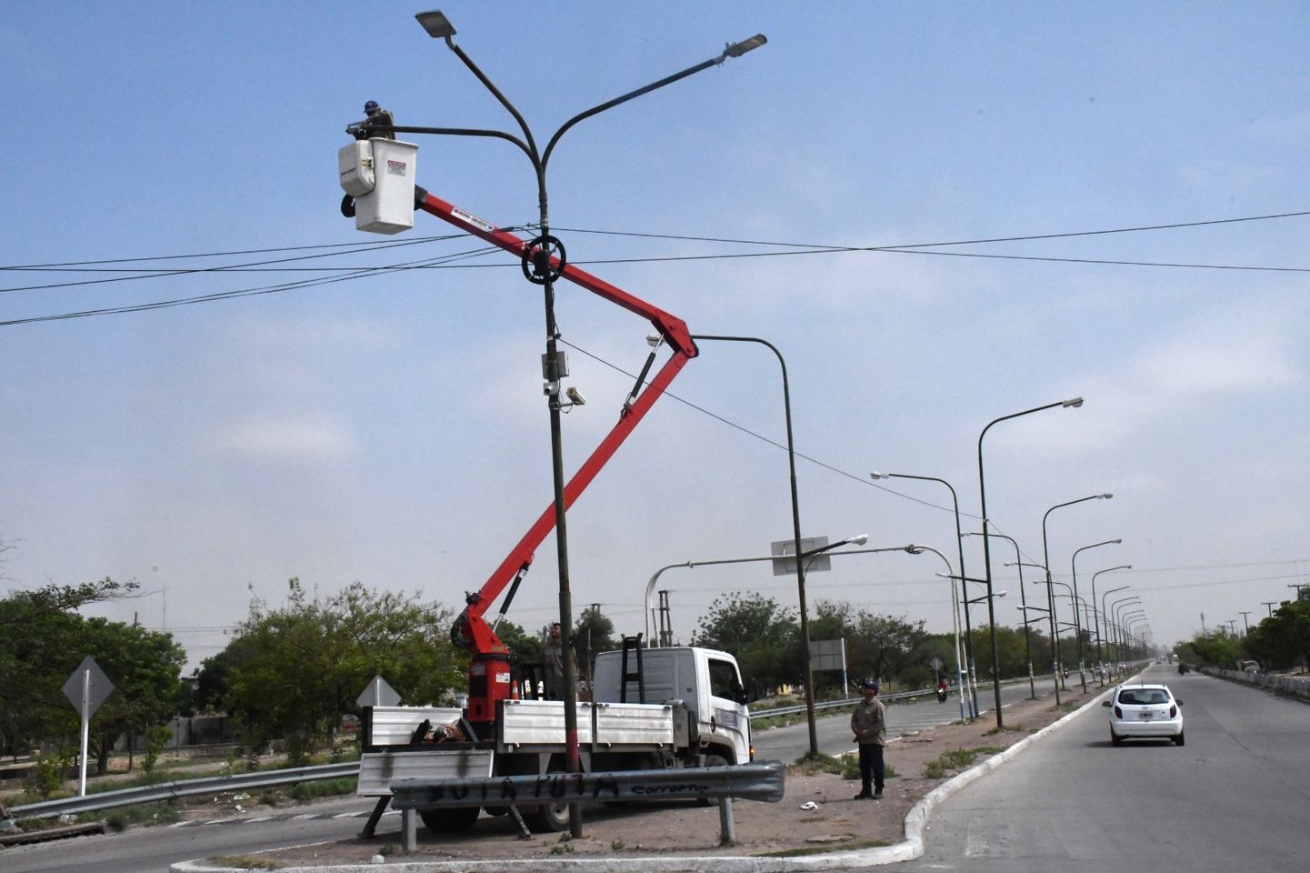 La Municipalidad inició la segunda etapa de la reconversión lumínica a Led de la avenida Lugones