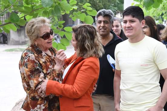 La intendente Fuentes recorrió la obra de la plaza El Vidalero en el barrio Tradición