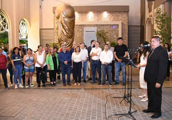 La intendente Fuentes encabezó el encendido de luces ornamentales de la ciudad y del árbol ecológico navideño