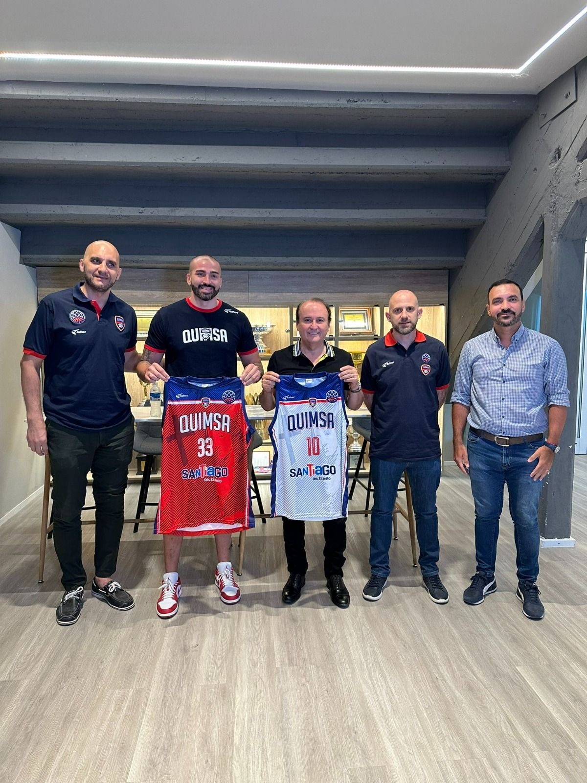 La Asociación Atlética Quimsa presentó esta tarde su camiseta para la BCLA que llevará la imagen de Mama Antula en el pecho.