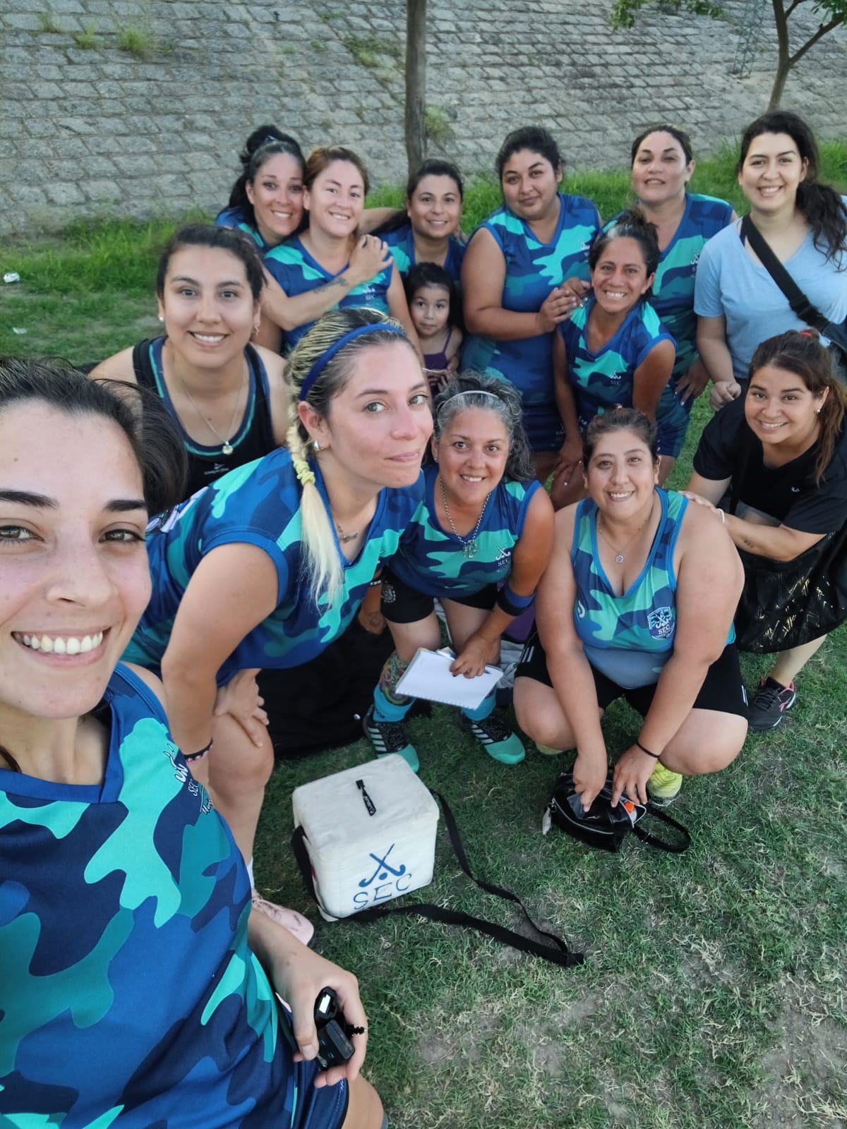 LAS MAMIS HOCKEY DEL S.E.C.: «ES PARA DIVERTIRNOS PERO CUANDO ENTRAMOS A LA CANCHA QUEREMOS GANAR»