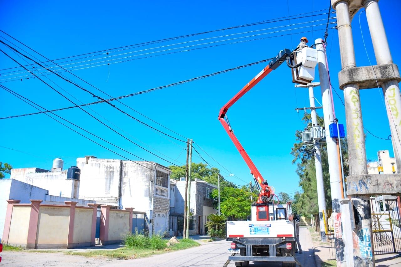 La capital ejecuta la obra de renovación total a Led del alumbrado público del barrio Sargento Cabral