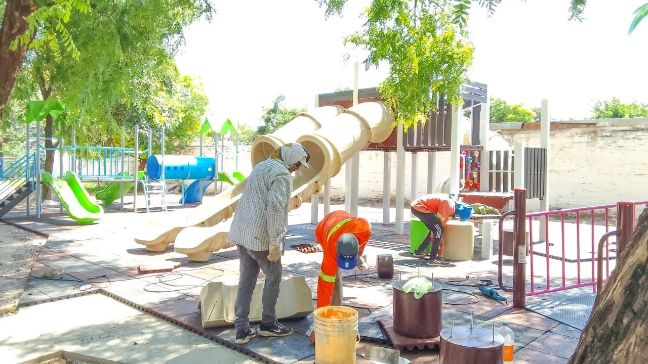 La Municipalidad coloca nuevos juegos y pisos de caucho en sus jardines de infantes