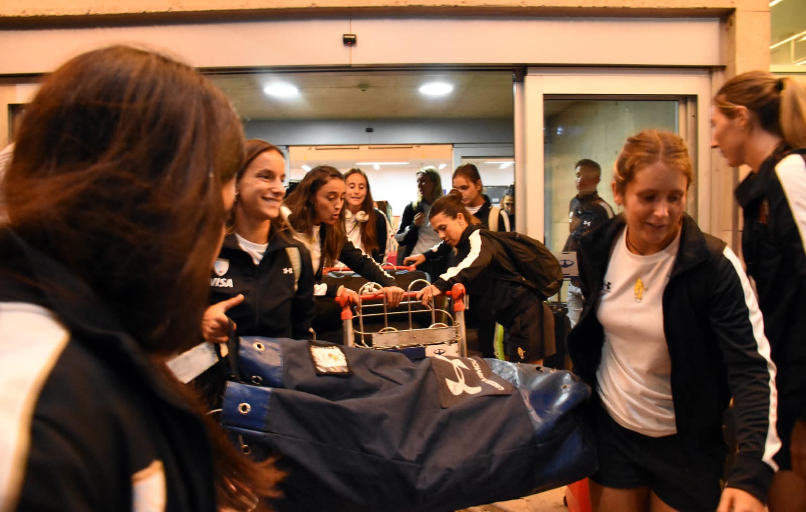 LLEGARON LAS LEONAS Y LOS LEONES A SANTIAGO DEL ESTERO PARA DISPUTAR  FIH PRO LEAGUE