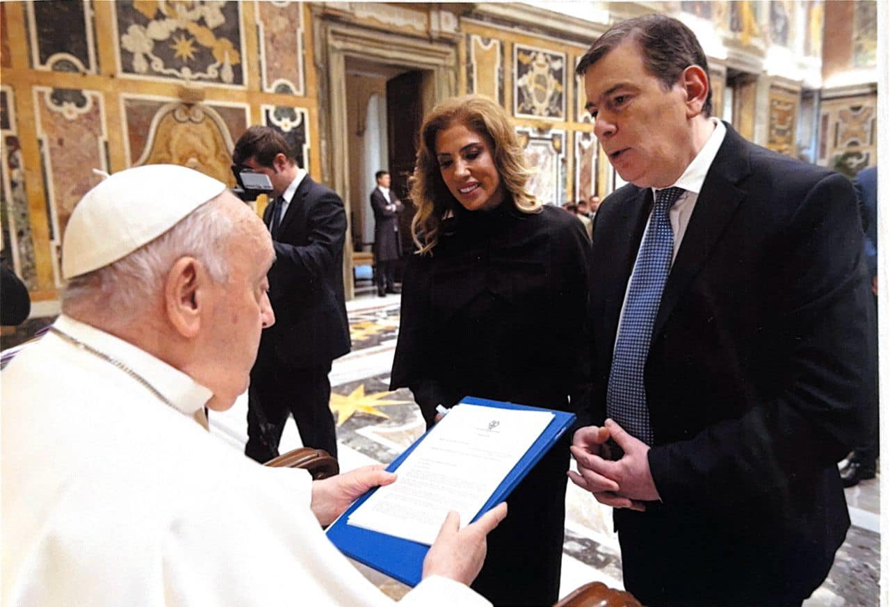 GERARDO ZAMORA CON EL PAPA FRANSISCO «Inmensa alegría, poder entregar el proyecto de ley por el cual se declarará Santa Patrona de la Provincia a MamáAntula»