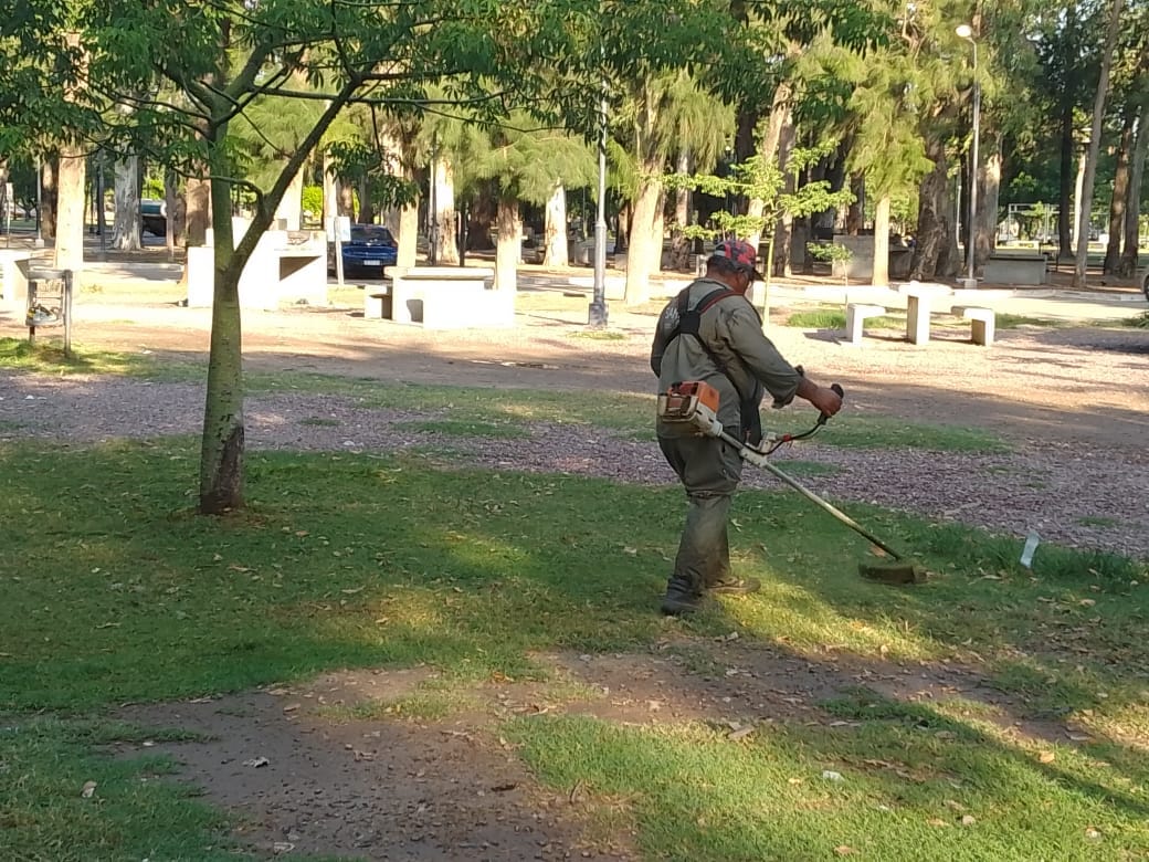 La Municipalidad de la Capital está cumpliendo de manera habitual este lunes, feriado de Carnaval, el servicio de recolección de residuos para los barrios de la ciudad y en la costanera y parque Aguirre .