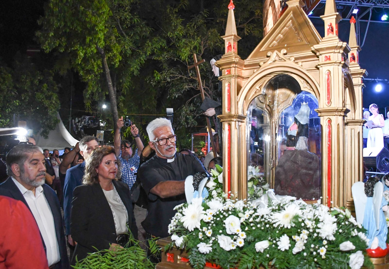 La Intendente Fuentes participó de la ceremonia de recibimiento de las imágenes de Mailín y Sumampa en la vigilia de canonización