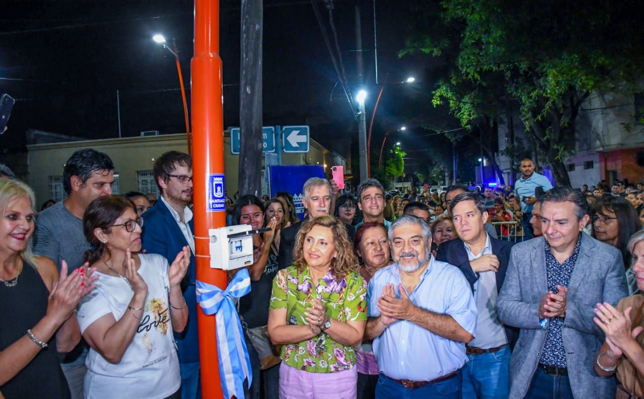La intendente Fuentes y vecinos habilitaron nueva iluminación Led en el barrio Alberdi