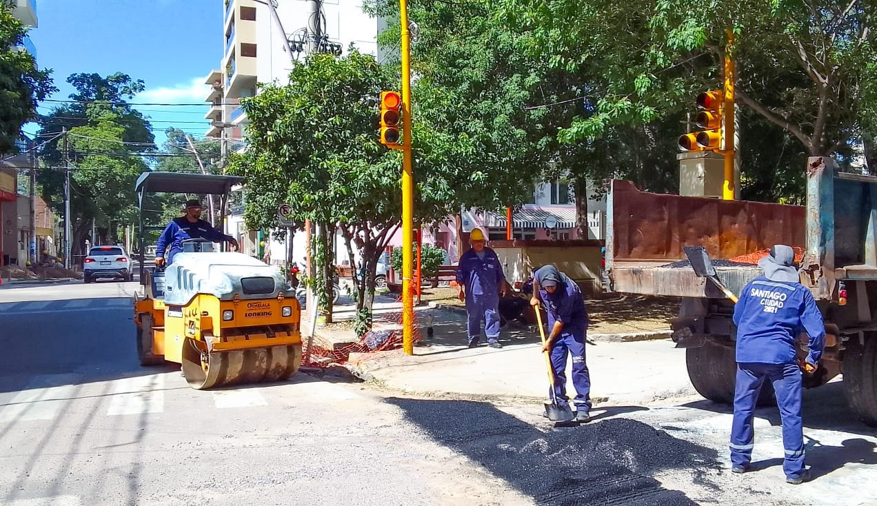 Obras Públicas de la Capital realizó el mantenimiento de calzadas con material asfáltico – Más tareas de recorte de malezas