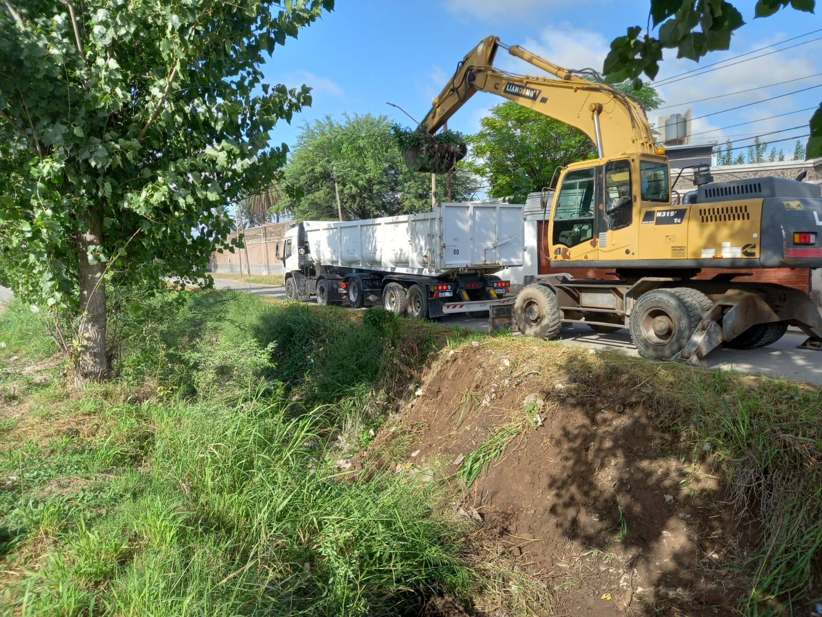 Obras Públicas trabajó en la limpieza y desmalezado de desagües pluviales en distintos barrios de la ciudad capital
