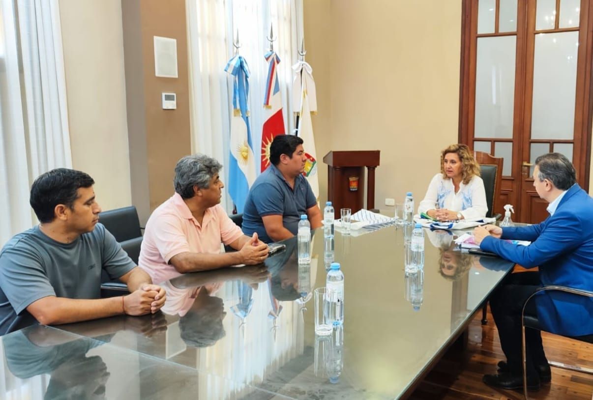 La intendente Fuentes recibió a miembros del equipo de futsal del gremio Suoem que representó a la provincia en torneo nacional