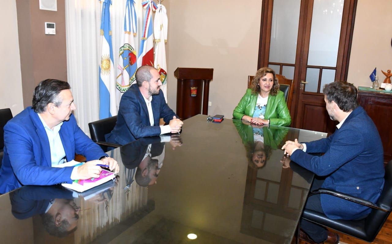 La intendente Fuentes recibió en el salón de acuerdos a directivos del Círculo Odontológico