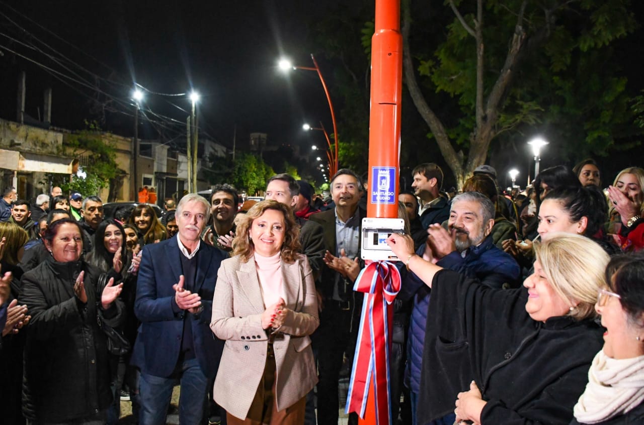 La intendente Fuentes habilitó la nueva iluminación de calle Absalón Rojas y del Paseo España