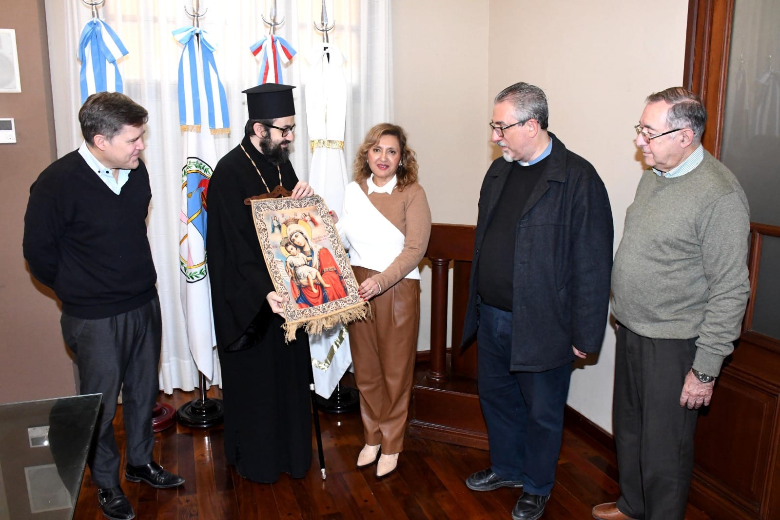 La intendente Fuentes recibió en el Salón de Acuerdos al arzobispo de la Iglesia Católica Ortodoxa