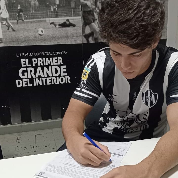 Ignacio Galván Vittar firmó su primer contrato profesional con Central Córdoba