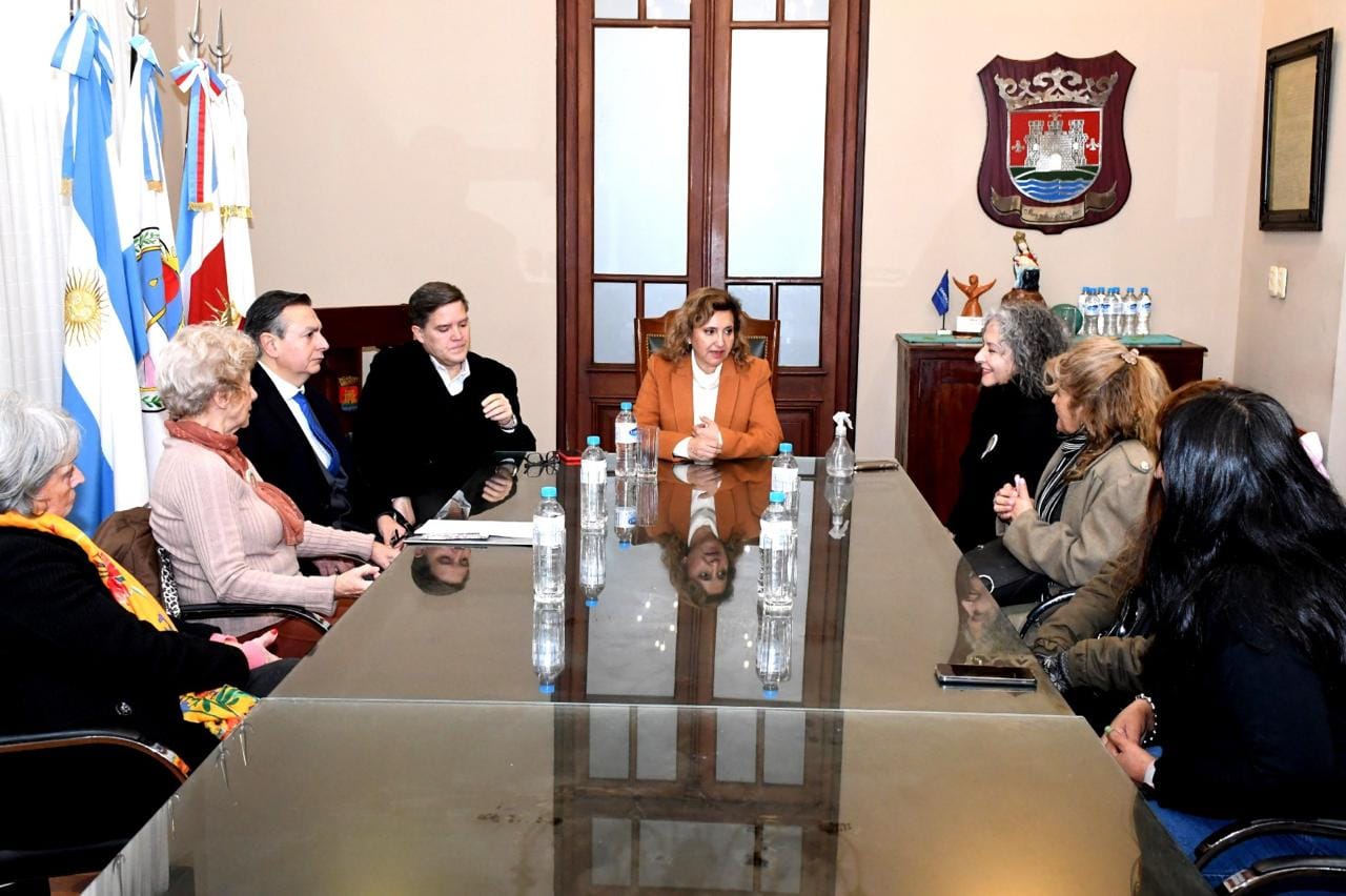 La intendente Fuentes recibió en el Salón de Acuerdos a integrantes de la Fraternidad Mama Antula