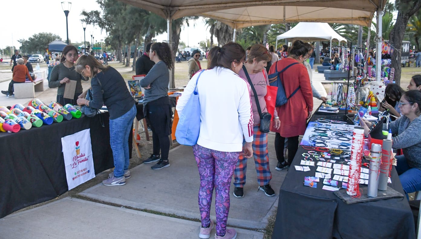 La Municipalidad organizó una feria artesanal en el parque Sur con gran cantidad de visitantes
