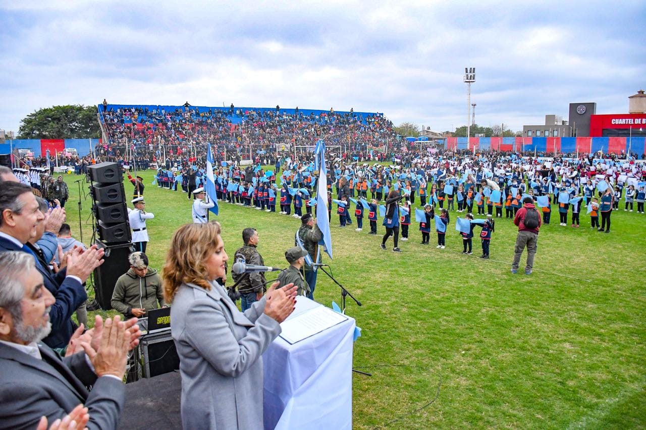 La intendente Fuentes tomó la promesa de cariño a la bandera a niños de los jardines de infantes en una multitudinaria ceremonia
