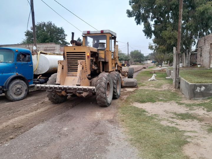 La Municipalidad de la Capital continúa con su programa de mantenimiento de la red vial y la  realización de  la limpieza del canal pluvial de avenida Lugones
