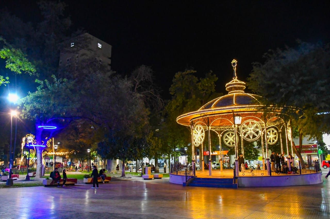 Más linda. La Municipalidad instaló las tradicionales luces ornamentales dándoles colorido a diferentes sectores para acompañar el mes de los 471 años de la Madre de Ciudades.