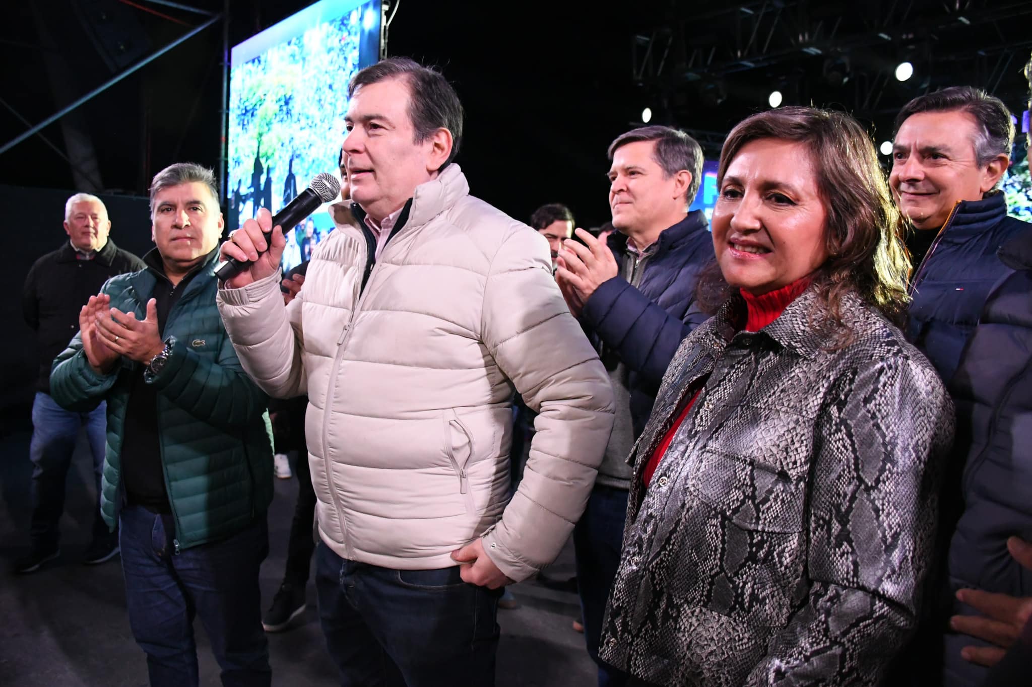 Multitudinario festejo del día de amigo: El gobernador Gerardo Zamora acompañado por la intendente, Norma Isabel Fuentes en Plaza Añoranzas