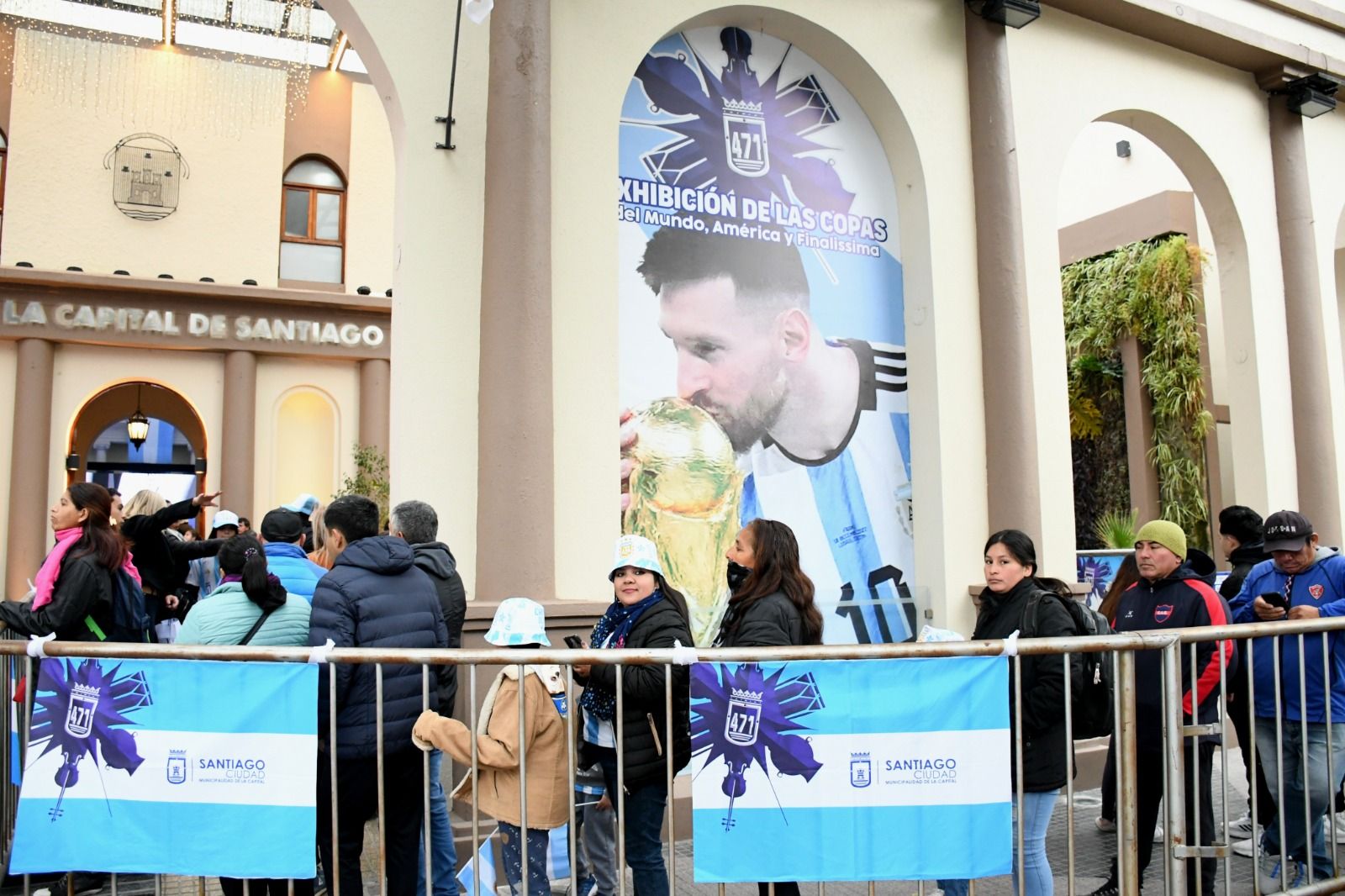 El amor por  la selección Argentina: se exponen las copas ganadas por la Scaloneta en la explanada de la Municipalidad
