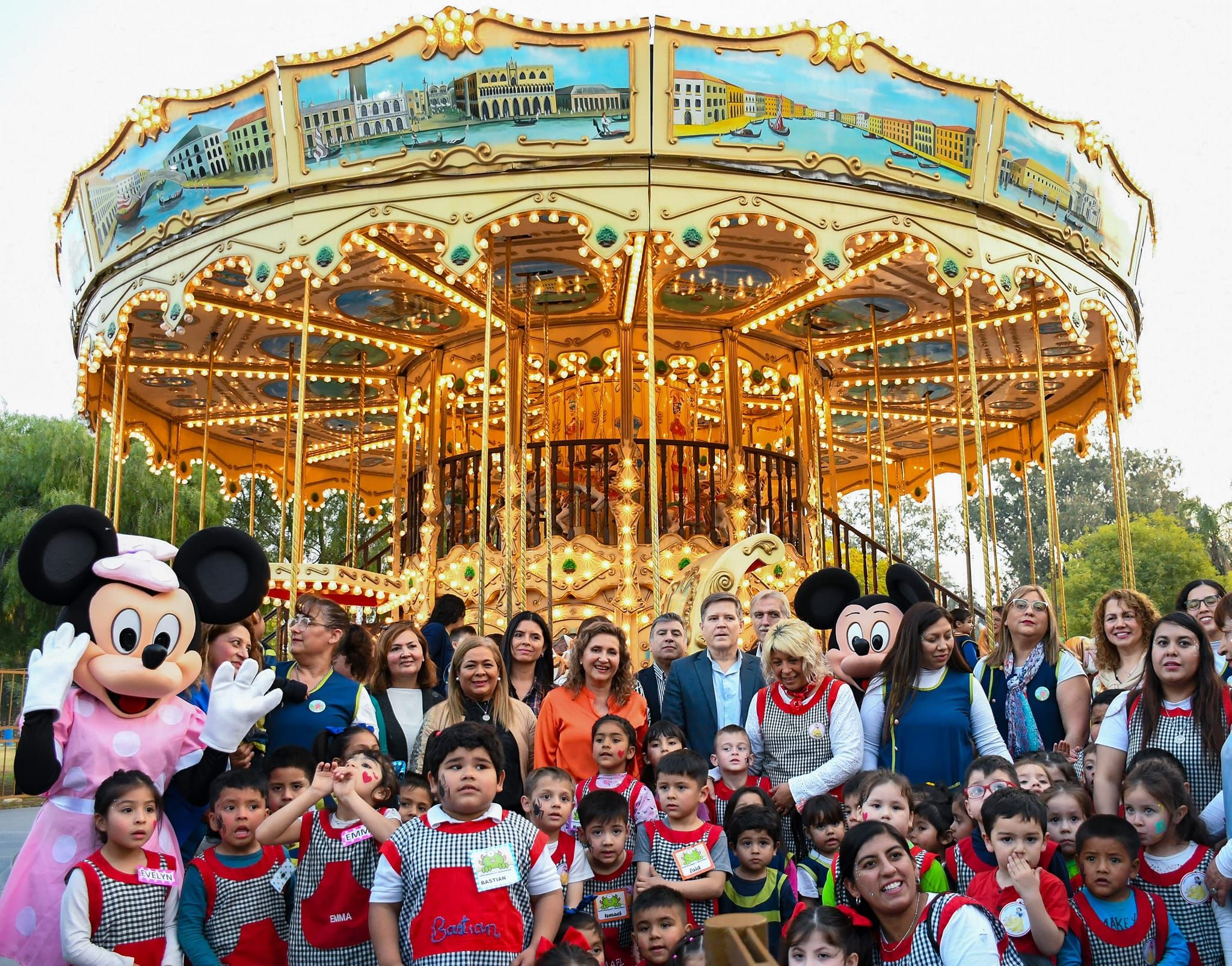 La intendente Fuentes junto a alumnos de jardines de infantes habilitó la puesta en valor del carrusel del Parque de los Niños