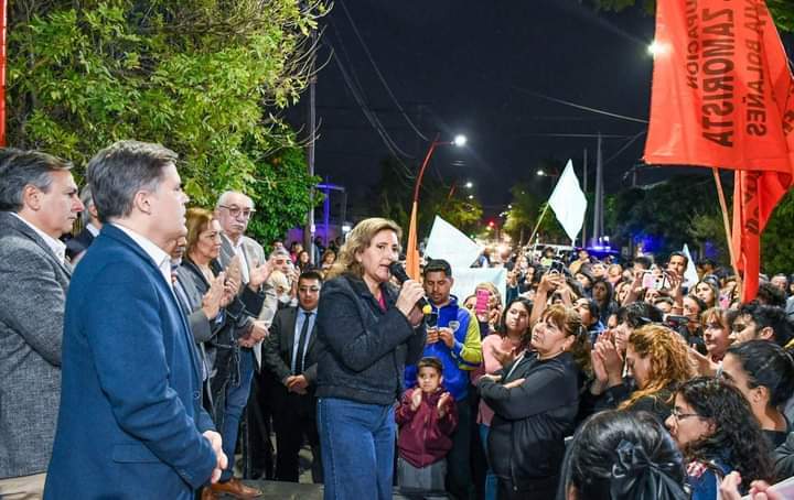 La intendente Fuentes junto a vecinos inauguró la iluminación Led de calle Alsina