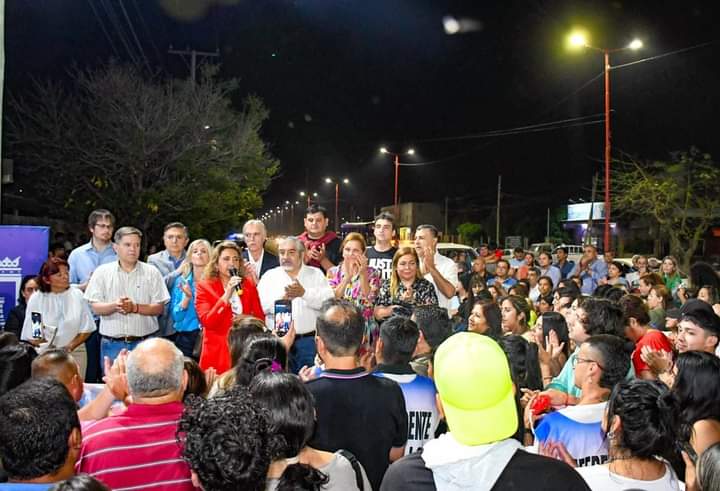 La intendente Fuentes acompañada por vecinos inauguró 17 cuadras de iluminación Led de avenida Solís oeste