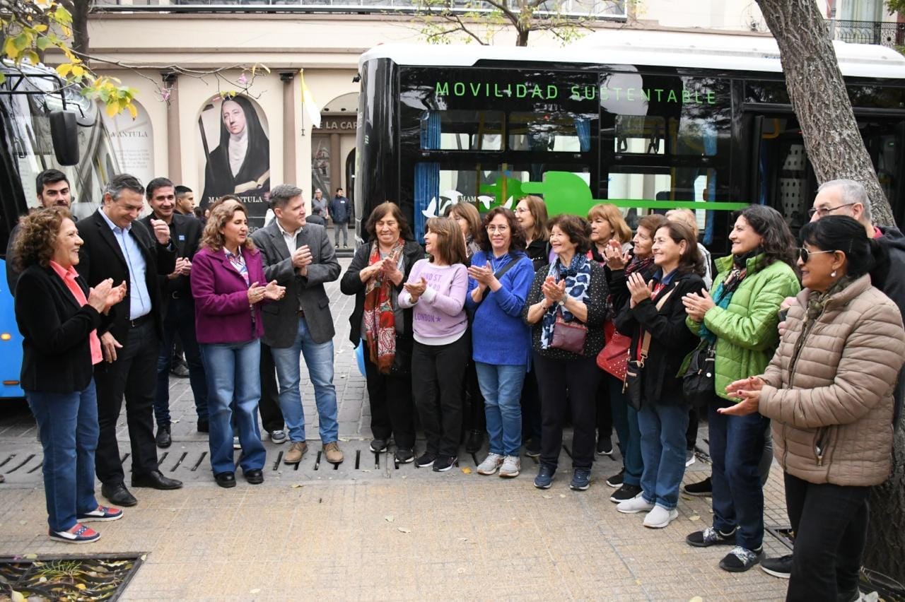 La intendente Fuentes lanzó el programa Conociendo Mi Ciudad 2024 para adultos mayores