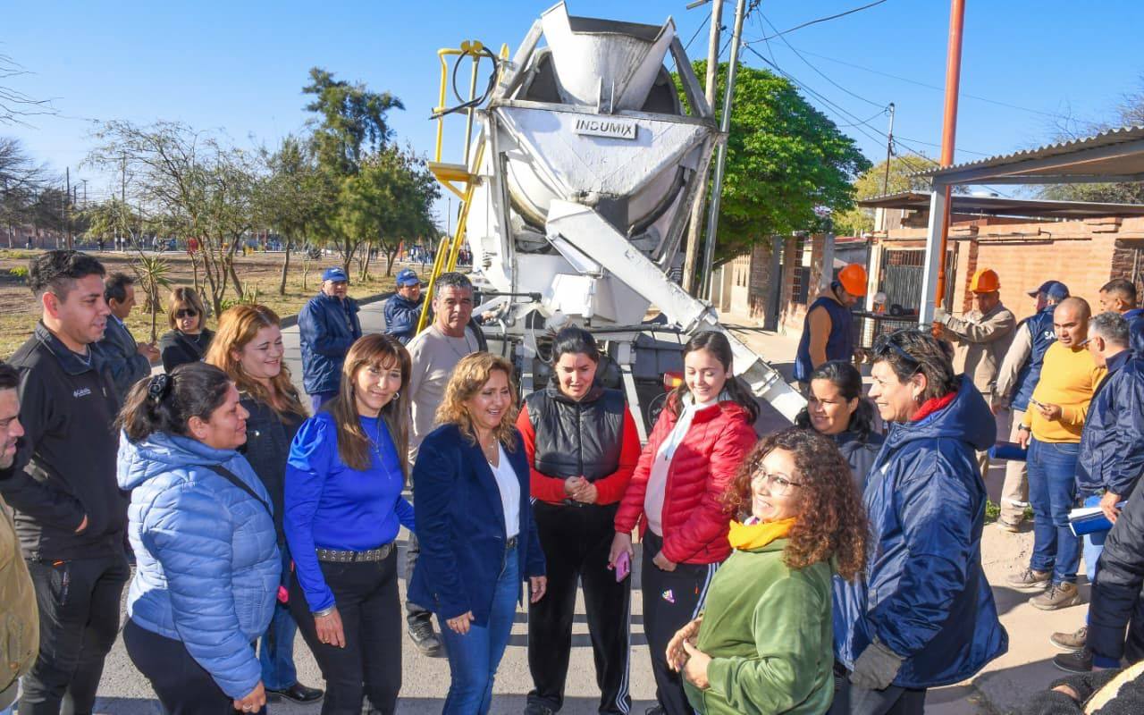La intendente de la Capital, Ing. Norma Fuentes, supervisó la colocación de 120 nuevas columnas de alumbrado público en la calle Ingenio Contreras entre la avenida Solís y la colectora norte de la Circunvalación, en el barrio Campo Contreras.